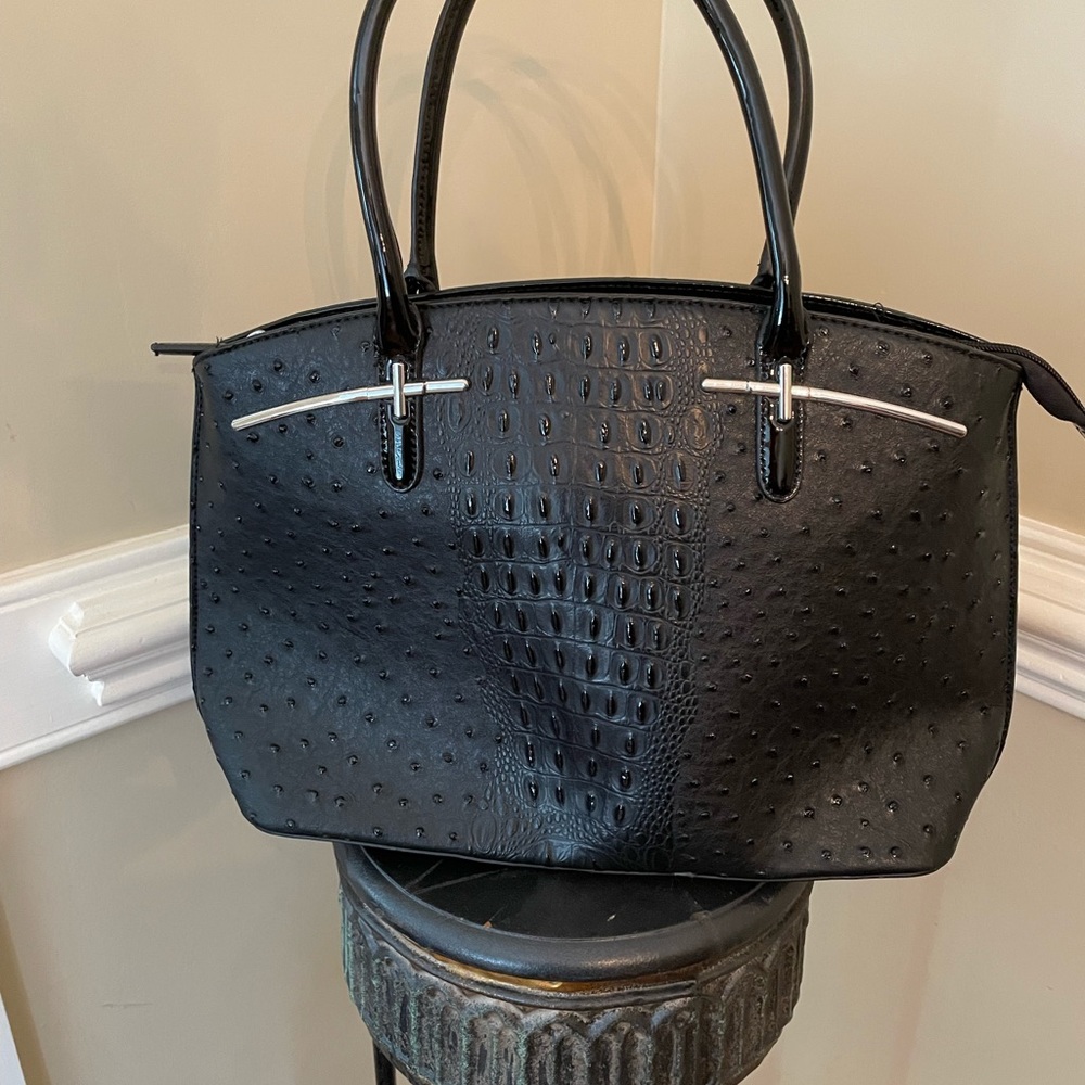 Handbag in faux ostrich.